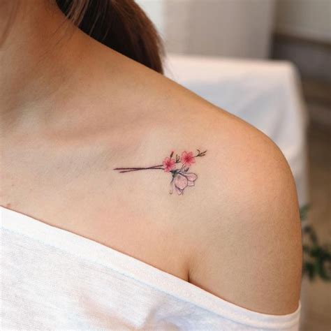 tatuaggio piccolo fiore|Tatuaggi con i fiori: 15 nuove idee per chi ama i tattoo。